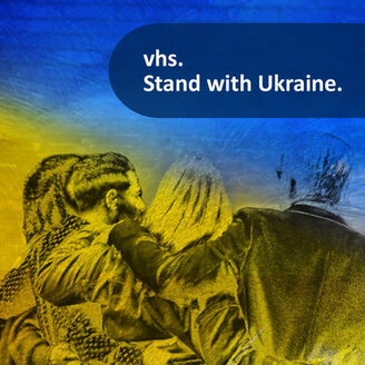 In den Farben der ukrainischen Flagge eingefärbtes Bild zeigt vier Personen von hinten. Ihre Arme in Gemeinschaft verschränkt. Darüber die Aufschrift "vhs. Stand with Ukraine"