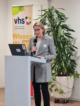 Julia von Westerholt, Direktorin des DVV, begrüßt die Gäste