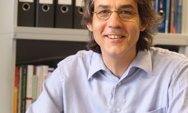 Dr. Nikolaus Schneider, Leiter der vhs aktuelles Forum Ahaus, am Schreibtisch