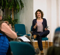 Anna-Maria Bulang sitzt auf einem Stuhl vor Publikum