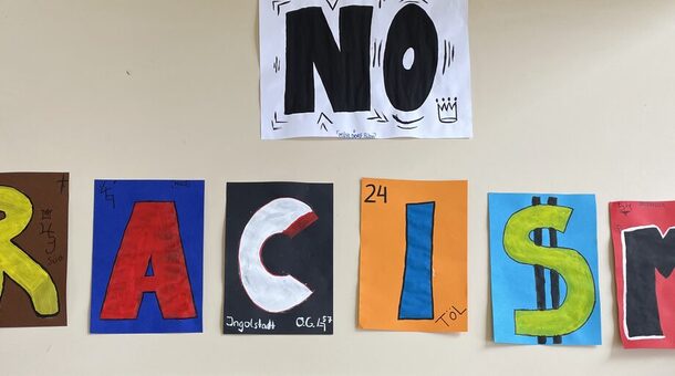 Plakate mit der Aufschrift "No Racism"