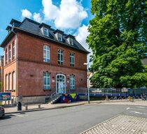 Foto vom Gebäude der vhs Jena: Ein rotes Backsteinhaus.