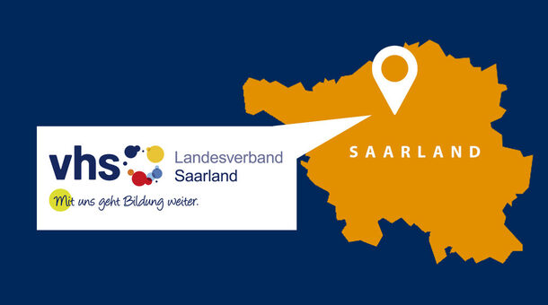 Dunkelblaue Kachel mit orangefarbener Karte des Saarlandes. Darauf ein weißes Standort-Icon, links davon das Logo des vhs-Landesverbands Saarland auf weißem Grund.