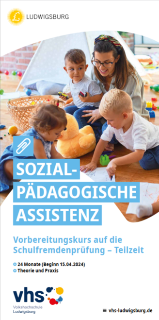 Cover des Flyers "Sozialpädagogische Assistenz" - Vorbereitungskurs auf die Schulfremdenprüfung Ludwigsburg, eine Frau spielt mit kleinen Kindern
