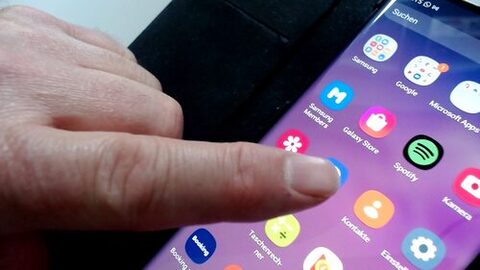 Ein Finger tippt auf ein App-Symbol auf einem Smartphone-Bildschirm