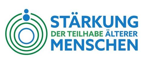 Logo in blauer und grüner Schrift "Stärkung der Teihabe älterer Menschen", daneben ein Kreis aus mehreren Kreisen.