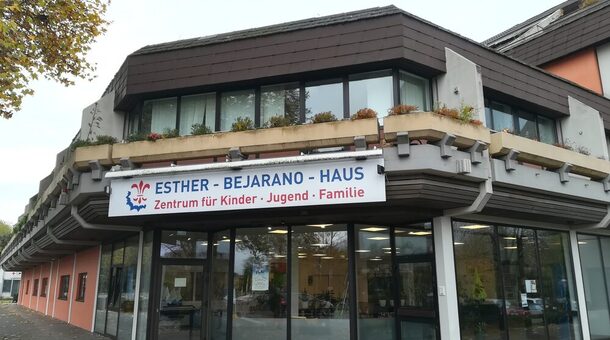 Esther-Bejarano-Haus in Saarlouis - Zentrum für Kinder, Jugend, Familie. Blick auf den Eingangsbereich