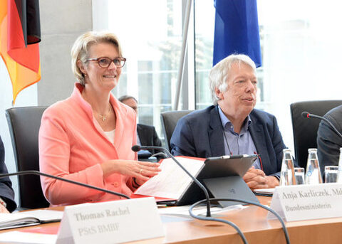 Bundesbildungsministerin Anja Karliczek und Dr. Ernst Dieter Rossmann in einer Sitzung des Bildungsausschusses im Bundestag