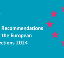 Eine türkisfarbene Kachel mit pinkfarbenen Sternen in Form eines halben Herzens, einem weißen EAEA-Logo und dem weißen Schriftzug "10 Recommendations for the European Elections"