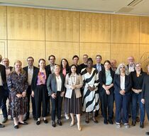 Entwicklungsministerin Reem Alabali-Radovan mit Vertreter*innen zivilgesellschaftlicher Träger am 13. Juni in Berlin