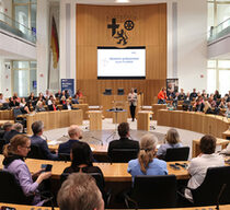 Blick in einen vollbesetzten Plenarsaal