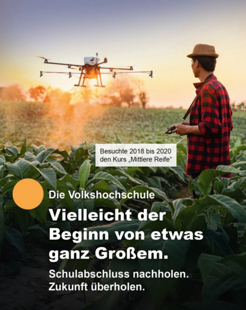 Ein Landwirt steuert eine Drohne, die über einem Feld fliegt und Pflanzenschutzmittel verteilt.