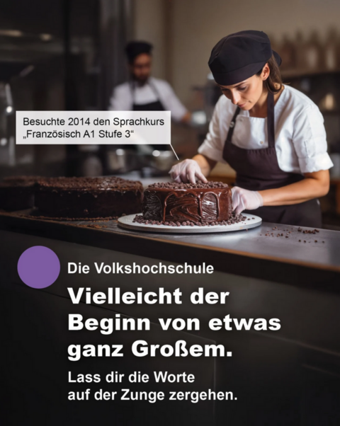 Eine junge Frau in einer Patisserie mit einem Schokoladenkuchen.