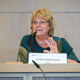 Heike Habermann, Präsidentin des Hessischen Volkshochschulverbandes, übernahm die Leitung der Geschäftssitzung.