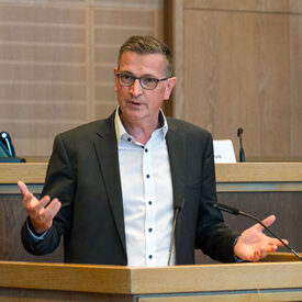 Martin Rabanus am Mikrofon bei der 61. Mitgliederversammlung des DVV am 15. Juni 2023 in Frankfurt am Main