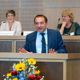 Minister Prof. Dr. Alexander Lorz, Hessisches Kultusministerium, hält ein Grußwort bei der Mitgliederversammlung des DVV in Frankfurt am Main.