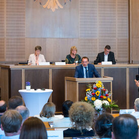 Minister Prof. Dr. Alexander Lorz, Hessisches Kultusministerium, hält ein Grußwort bei der Mitgliederversammlung des DVV in Frankfurt am Main.