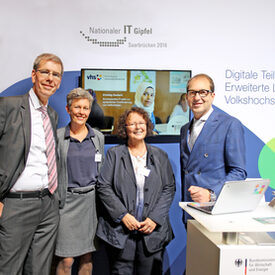 Ulrich Aengenvoort, Alexander Dobrindt,  Celia Sokolowsky und Regina Eichen beim Nationalen IT-Gipfel 2016 in Saarbrücken