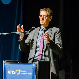 Verbandsdirektor Ulrich Aengenvoort auf dem Podium bei der Mitgliederversammlung des DVV 2019.