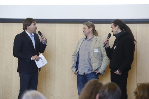 Mitarbeiter der vhs Bremen im Gespräch mit Launch-Moderator Andree Pfitzner