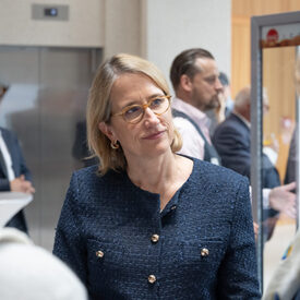 Eine Frau im Gespräch mit zwei anderen Frauen.