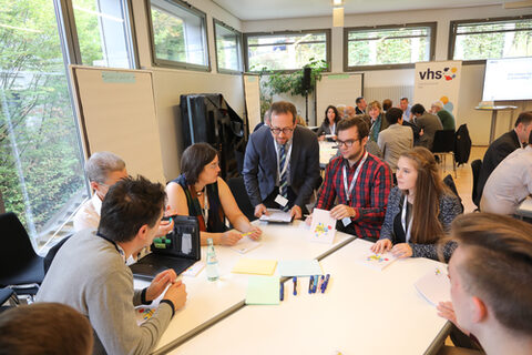 Diskussionsgruppe beim Europadialog der vhs Trier