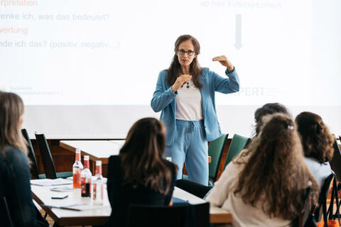 Eine Referentin spricht in einem Workshop bei der Fachbereichsübergreifenden Konferenz der Volkshochschulen in Jena zu den Teilnehmenden.