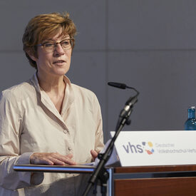 DVV-Präsidentin Annegret Kramp-Karrenbauer begrüßt die anwesenden Gäste