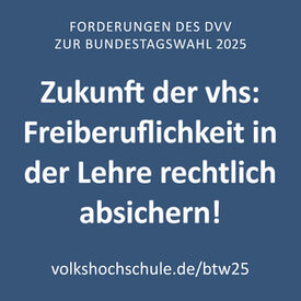 blaue Grafik mit weißem Text: „Zukunft der vhs: Freiberuflichkeit in der Lehre rechtlich absichern!“