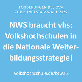 hell blaue Grafik mit weißem Text: „NWS braucht vhs: Volkshochschulen in die Nationale Weiterbildungsstrategie!“