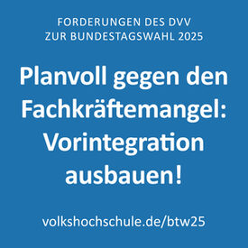 blaue Grafik mit weißem Text: „Planvoll gegen den Fachkräftemangel: Vorintegration ausbauen!“