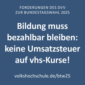 blaue Grafik mit weißem Text: „Bildung muss bezahlbar bleiben: keine Umsatzsteuer auf vhs-Kurse!“