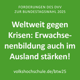 grüne Grafik mit weißem Text: „Weltweit gegen Krisen: Erwachsenenbildung auch im Ausland stärken!“