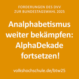orangene Grafik mit weißem Text: „Analphabetismus weiter bekämpfen: AlphaDekade fortsetzen!“