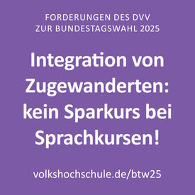 lila Grafik mit weißem Text: „Integration von Zugewanderten: kein Sparkurs bei Sprachkursen!“