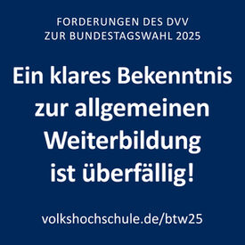 dunkel blaue Grafik mit weißem Text: „Ein klares Bekenntnis zur allgemeinen Weiterbildung ist überfällig!“