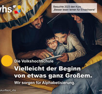 Eine Frau und ein Mann lesen mit ihren beiden Kindern unter einem Zelt.