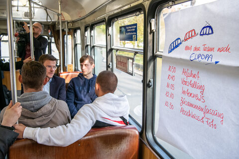 Blick in die Straßenbahn während der Tramfahrt in Nürnberg