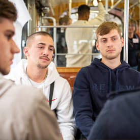 Blick in die Straßenbahn während der Tramfahrt in Nürnberg, bei der Jugendliche mit Politiker*innen diskutieren