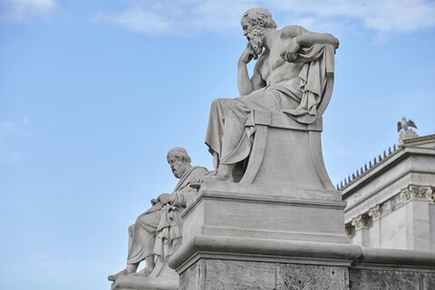 Statuen von Sokrates und Platon an der Akademie Athen