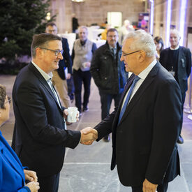 Martin Rabanus und Annegret Kramp-Karrenbauer begrüßen Bayerns Innenminister Joachim Herrmann.