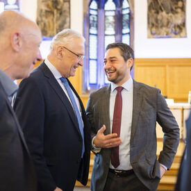 Arne Zielinski, Leiter des Bildungscampus Nürnberg, im Gespräch mit Bayerns Innenminister Joachim Herrmann.