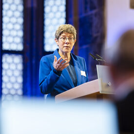 Annegret Kramp-Karrenbauer, Präsidentin des DVV, spricht auf der Mitgliederversammlung des DVV.