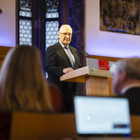 Bayerns Innenminister Joachim Herrmann spricht vor der Mitgliederversammlung des DVV zum Thema "20 Jahre Integrationsförderung"