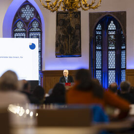 Bayerns Innenminister Joachim Herrmann spricht vor der Mitgliederversammlung des DVV zum Thema "20 Jahre Integrationsförderung"
