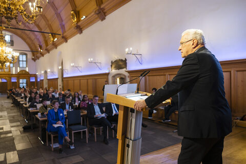 Bayerns Innenminister Joachim Herrmann spricht vor der Mitgliederversammlung des DVV zum Thema "20 Jahre Integrationsförderung"
