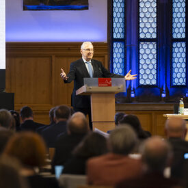 Bayerns Innenminister Joachim Herrmann spricht vor der Mitgliederversammlung des DVV zum Thema "20 Jahre Integrationsförderung"