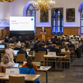 Bayerns Innenminister Joachim Herrmann spricht vor der Mitgliederversammlung des DVV zum Thema "20 Jahre Integrationsförderung"