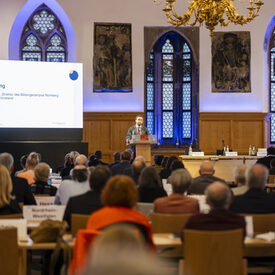 Arne Zielinski spricht vor der Mitgliederversammlung des DVV zum Thema "20 Jahre Integrationsförderung"