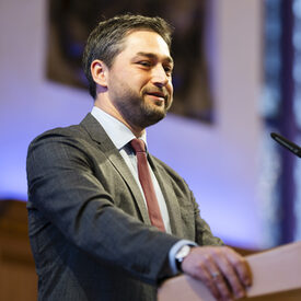 Arne Zielinski, Leiter des Bildungscampus Nürnberg, spricht auf der Mitgliederversammlung des DVV.